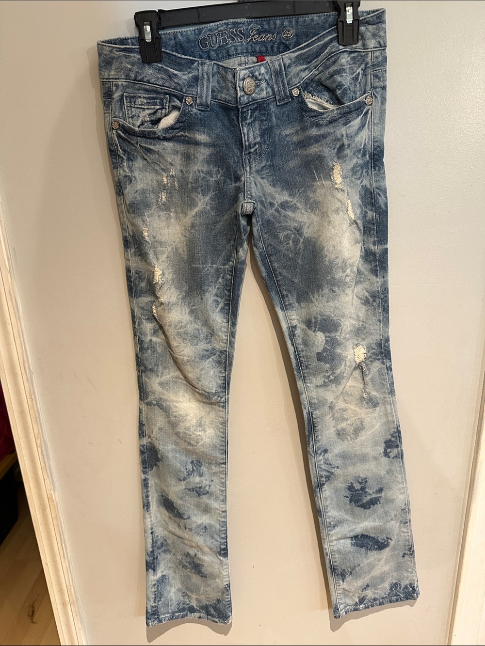 Guess Women's Light/Medium Blue Acid-Wash Skinny Jeans